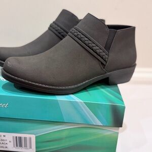 Brand New Women’s Easy Street Jalia Black Ankle Boots Size 6.5 Extremely Comfy